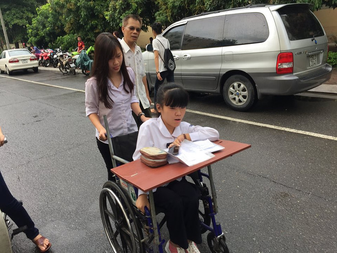 Hà Nội: Thí sinh đặc biệt dự thi THPT quốc gia trên xe lăn ảnh 3