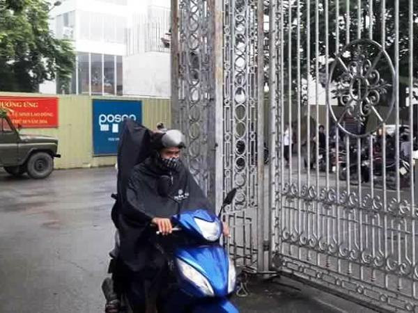 Hà Nội: Thí sinh, phụ huynh đội mưa đi làm thủ tục dự thi THPT ảnh 1