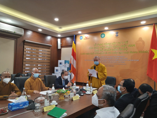 Thượng tọa Thích Thanh Nhiễu, Phó Chủ tịch Thường trực Hội đồng Trị sự Giáo hội Phật giáo Việt Nam, phát biểu. (Ảnh: Minh Thu/Vietnam+) Giáo hội Phật giáo Việt Nam tặng thiết bị y tế cho nhân dân Ấn Độ ảnh 2
