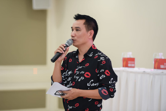 Nhà báo Ngô Bá Lục dẫn dắt một cuộc họp báo. (Ảnh: NVCC) Nghệ sỹ tham gia quảng cáo: Cần nâng cao trách nhiệm và đạo đức xã hội ảnh 3