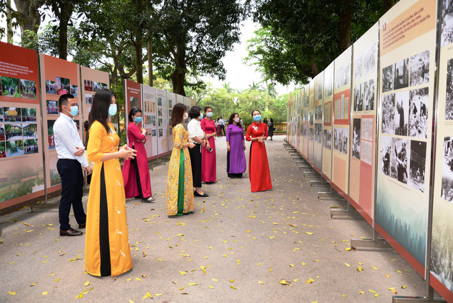 Người dân có thể tham quan triển lãm theo lộ trình vào Lăng viếng Bác. (Ảnh: PV/Vietnam+) Trưng bày hơn 300 bức ảnh tư liệu về tấm gương đạo đức Hồ Chí Minh ảnh 1