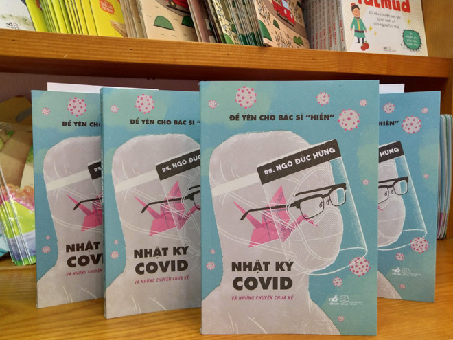 Cuốn sách truyền tải thông điệp nhân văn đến toàn xã hội. (Ảnh: Minh Thu/Vietnam+) 'Nhật ký COVID-19': Khi bác sỹ gửi thông điệp chống kỳ thị người bệnh ảnh 1