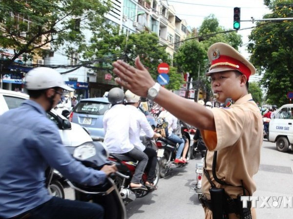 Lực lượng cảnh sát giao thông phân luồng giao thông trên tuyến đường. (Ảnh: Doãn Tấn/TTXVN) Hà Nội phân luồng giao thông quanh khu vực Nhà Quốc hội mới ảnh 1