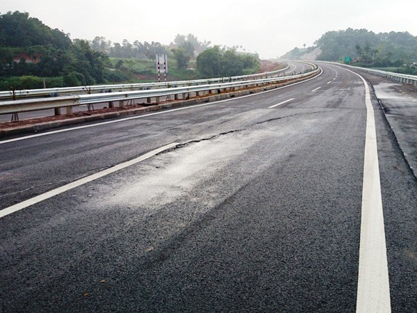 Gia hạn chót khắc phục vết nứt trên tuyến cao tốc Hà Nội-Lào Cai ảnh 1