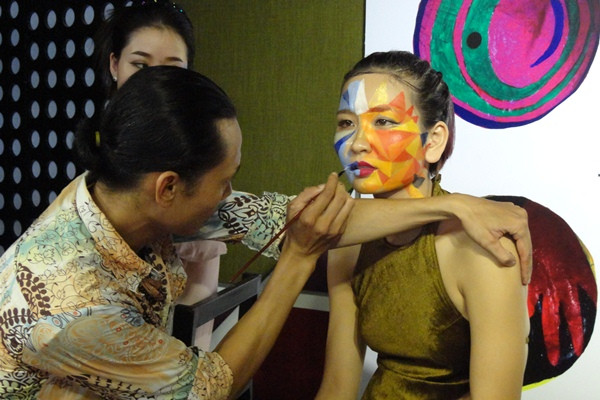 Câu chuyện về những chiếc mặt nạ và sự trở về với quá khứ, bản thể ảnh 1