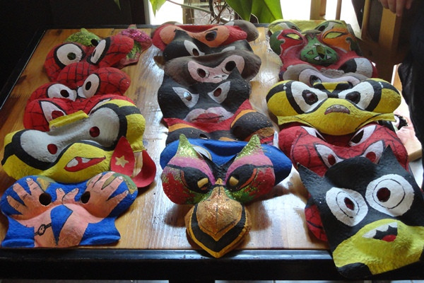 Câu chuyện về những chiếc mặt nạ và sự trở về với quá khứ, bản thể ảnh 5