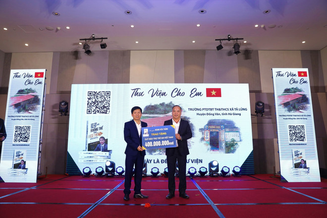 Tác giả Hoàng Hữu Thắng trao tặng 400 triệu đồng để xây thư viện cho trẻ em vùng cao. (Ảnh: PV/Vietnam+) huuthang.jpg
