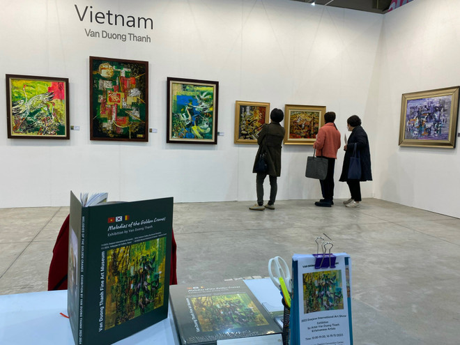 Khách tham quan triển lãm. (Ảnh: PV/Vietnam+) IMG_0489.JPG