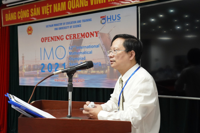 Phó giáo sư Vũ Hoàng Linh phát biểu tại Lễ khai mạc IMO 2021. (Ảnh: PV) Dịch COVID-19, đội tuyển Olympic Toán quốc tế phải chia hai điểm thi ảnh 3