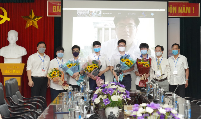 Lễ khai mạc đặc biệt theo hình thức trực tuyến giữa hai điểm cầu. (Ảnh: PV) Dịch COVID-19, đội tuyển Olympic Toán quốc tế phải chia hai điểm thi ảnh 1