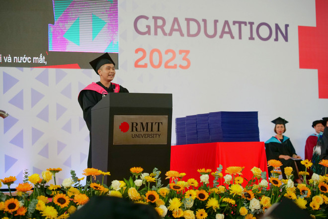 Phạm Quang Vinh phát biểu nhận giải thưởng Sinh viên xuất sắc RMIT năm 2023. (Ảnh: PV) Thủ khoa xuất sắc ĐH RMIT từng bị chê không có khả năng học tiếng Anh ảnh 1