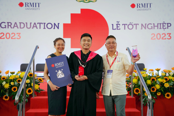 Phạm Quang Vinh chia sẻ niềm vui nhận thành tích xuất sắc cùng bố mẹ. (Ảnh: PV) Thủ khoa xuất sắc ĐH RMIT từng bị chê không có khả năng học tiếng Anh ảnh 2