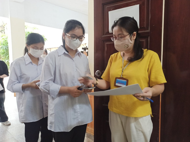 Thí sinh làm thủ tục vào phòng thi của ca thi đầu tiên. (Ảnh: Phạm Mai/Vietnam+) Gần 4.700 thí sinh bắt đầu thi đánh giá năng lực của ĐH Sư phạm Hà Nội ảnh 1