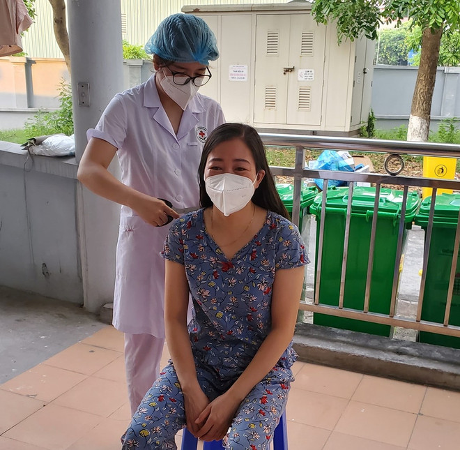 Chị Nhung nhờ đồng nghiệp cắt bỏ mái tóc dài. (Ảnh: NVCC) Gia đình: Điểm tựa vững chắc để vượt qua 'cơn bão' mang tên COVID-19 ảnh 2