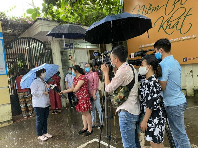 Các phóng viên tác nghiệp bất chấp mọi hoàn cảnh khó khăn. (Ảnh: PV/Vietnam+) Vai trò xung kích của các chiến sỹ thông tin trên mặt trận chống dịch ảnh 4