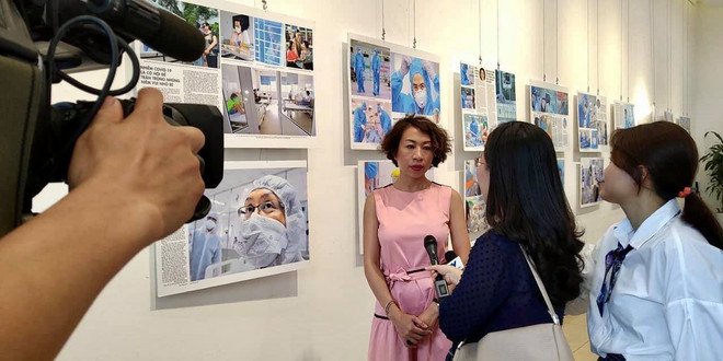 Nhà báo Nguyễn Thúy Hằng tại triển lãm ảnh về cuộc chiến chống COVID-19 tại Hà Nội. (Ảnh: Minh Thu/Vietnam+) Gia đình: Điểm tựa vững chắc để vượt qua 'cơn bão' mang tên COVID-19 ảnh 3