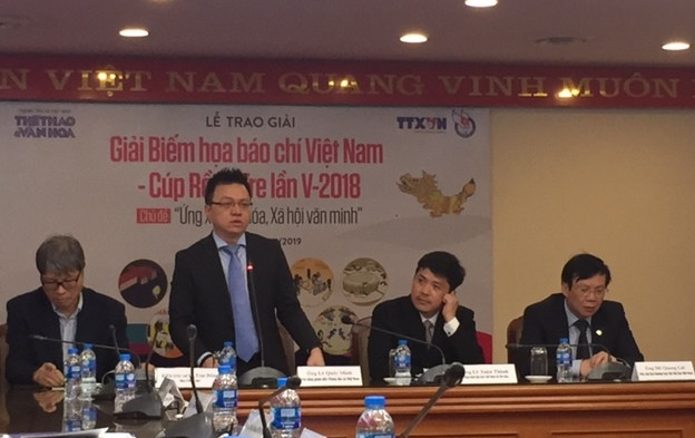 Nhà báo Lê Quốc Minh - Phó Tổng Giám đốc Thông tấn xã Việt Nam phát biểu tại lễ tổng kết, trao Giải Báo chí biếm họa Viêt Nam - Cúp Rồng Tre lần thứ năm. (Ảnh: PV/Vietnam+) Giải Biếm họa báo chí Việt Nam: ‘Nóng’ chuyện ứng xử trên mạng xã hội ảnh 1