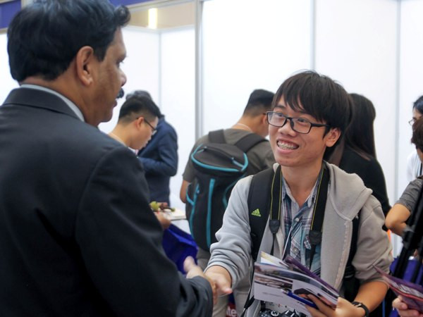 Học sinh hào hứng với triển lãm giáo dục quốc tế tại Hà Nội ảnh 1