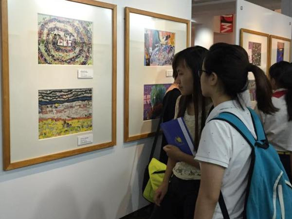Triển lãm tranh "Trái Đất trong tay em" sẽ diễn ra hết ngày 15/11. (Ảnh: CTV/Vietnam+) Triển lãm tranh “Trái Đất trong tay em” của học sinh Hà Nội ảnh 1