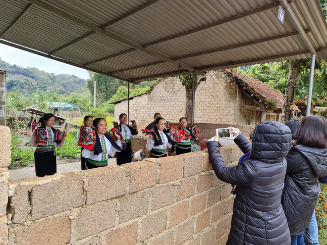 Nhịp nhàng điệu xòe, phụ nữ Thái tự tin quảng bá văn hóa dân tộc ảnh 1