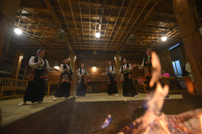 Nhịp nhàng điệu xòe, phụ nữ Thái tự tin quảng bá văn hóa dân tộc ảnh 3