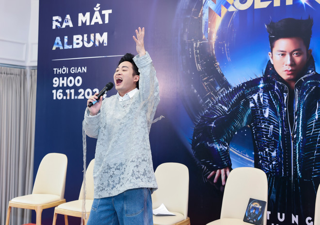 Tùng Dương thể hiện một số ca khúc trong buổi gặp gỡ báo chí ra mắt album mới. (Ảnh: CTV/Vietnam+) 0G8A0929.jpg