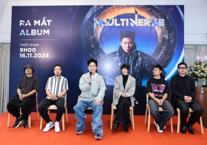 Ca sỹ Tùng Dương và êkip tham gia thực hiện album. (Ảnh: CTV/Vietnam+) 0G8A0956.jpg