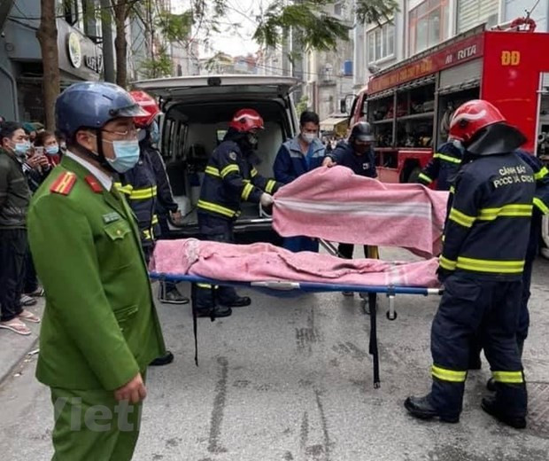 Lực lượng cảnh sát làm nhiệm vụ tại hiện trường. (Ảnh: PV/Vietnam+) Đại học Thủy lợi hỗ trợ gia đình ba cựu sinh viên tử vong ảnh 1