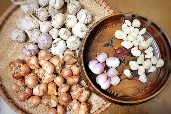 Lớp vỏ bên ngoài củ hành thường sẽ bị bỏ vào thùng rác nhưng lại là dược liệu quý. (Ảnh: Đậu Đậu/Vietnam+) Thủ khoa trường Dược và giấc mơ đưa vỏ củ hành từ thùng rác vào thuốc ảnh 3