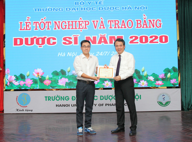 Ngô Minh Khoa trong lễ tốt nghiệp. (Ảnh: NVCC) Thủ khoa trường Dược và giấc mơ đưa vỏ củ hành từ thùng rác vào thuốc ảnh 1