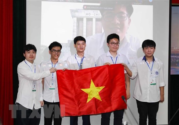 Cả 6 thí sinh Việt Nam tham dự Olympic Toán học quốc tế 2021 đều giành huy chương. (Ảnh: Thanh Tùng/TTXVN) Biểu dương học sinh đoạt giải Olympic và khoa học kỹ thuật quốc tế ảnh 1