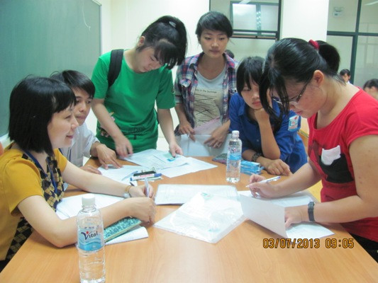 Thí sinh làm thủ tục dự thi đại học. (Ảnh: Phạm Mai/Vietnam+) Thi đầu vào Học viện Báo chí và Tuyên truyền thêm môn năng khiếu ảnh 1