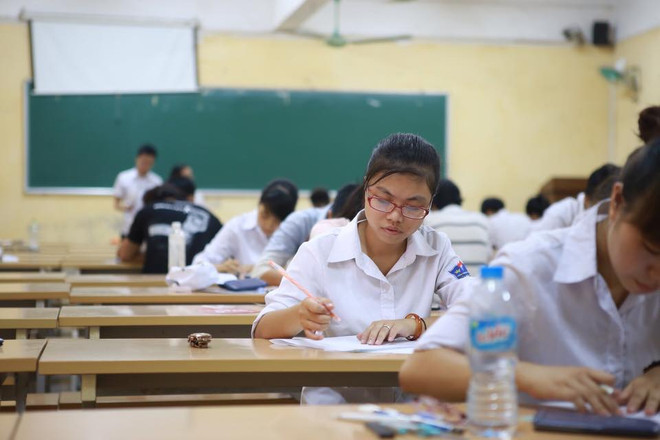 Hơn 1 triệu thí sinh kết thúc bài thi môn toán trong cái nóng như nung ảnh 50