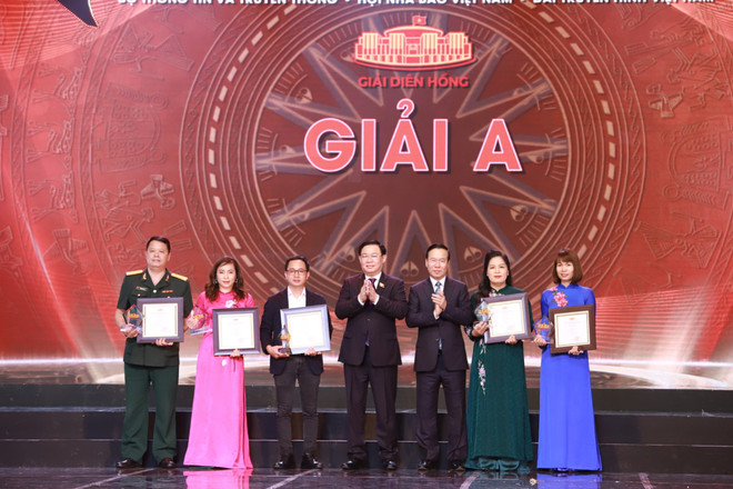 Các tác giả nhận Giải A. (Ảnh: Hoài Nam/Vietnam+) Giải Diên Hồng lần thứ nhất: Báo Điện tử VietnamPlus giành Giải B ảnh 2