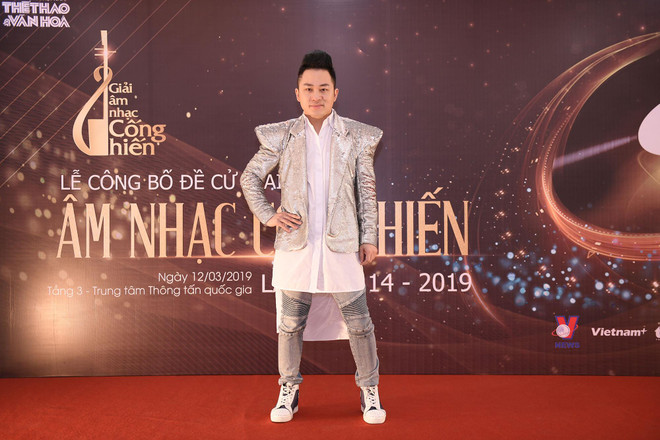 Ca sỹ Tùng Dương tham dự Lễ công bố Danh sách đề cử Giải Âm nhạc Cống hiến lần thứ 14 tại Hà Nội sáng 12/3. (Ảnh: PV/Vietnam+) Nhạc sỹ Huy Tuấn: ‘Hãy dành phiếu bầu, giải thưởng cho nghệ sỹ trẻ’ ảnh 2