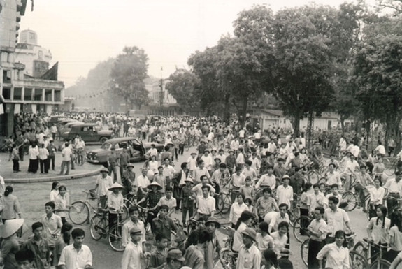 Sống lại thời khắc 'đất nước trọn niềm vui' qua triển lãm ảnh tư liệu ảnh 2