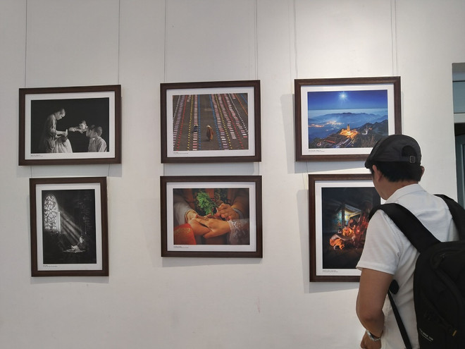Triển lãm là cơ hội để công chúng hiểu hơn về văn hóa Phật giáo, để Phật giáo gần hơn với đời sống. (Ảnh: Minh Thu/Vietnam+) Thi ảnh Phật giáo: 'Các tác phẩm đã chạm tới trái tim của Phật tử' ảnh 1