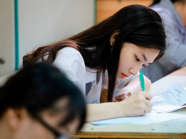 Các môn Toán, Lịch sử, Địa lý và Giáo dục công dân trong kỳ thi trung học phổ thông quốc gia năm 2017 sẽ thi theo hình thức trắc nghiệm (Ảnh minh họa: Lê Minh Sơn/Vietnam+) 5 cách tân quan trọng trong kỳ thi trung học phổ thông Quốc gia ảnh 3