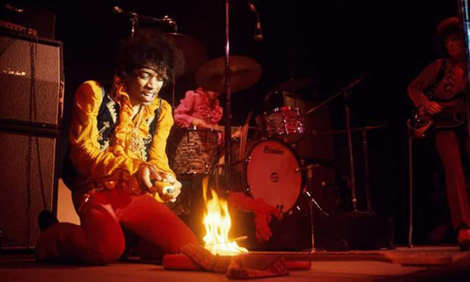JIMI-HENDRIX-MONTEREY-GUITARRA-FUEGO.jpg