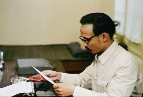 Nghệ sỹ Tiến Hợi vào vai Bác Hồ trong "Hà Nội mùa đông năm 46." (Ảnh: NSX) minhphim-1946-1481448686543.jpg