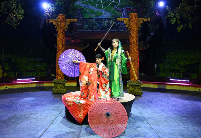 Hai nghệ sỹ Nhật Bản tham gia chương trình "Ninja magic show" tại Liên đoàn Xiếc Việt Nam. (Ảnh: BTC) magic.jpg