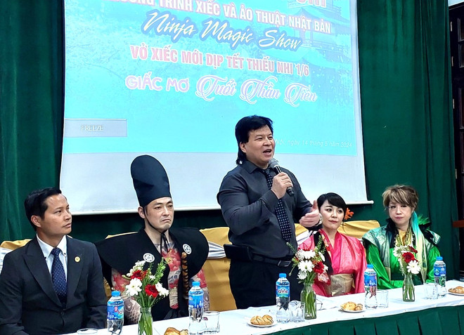 Nghệ sỹ Nhân dân Tống Toàn Thắng, Giám đốc Liên đoàn Xiếc Việt Nam phát biểu tại cuộc gặp gỡ báo chí ngày 14/5. (Ảnh: Minh Thu/Vietnam+) xiéc.jpg
