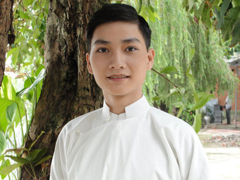 Diễn viên Nguyễn Minh Đức trong vai Nguyễn Tất Thành, người thầy giáo trẻ giàu nhiệt huyết. (Ảnh: NSX) minhduc.jpg