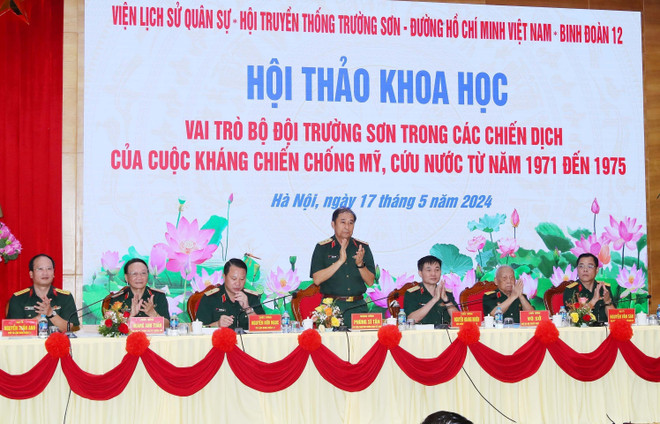 Thượng tướng Phùng Sĩ Tấn, Phó Tổng Tham mưu trưởng Quân đội Nhân dân Việt Nam và các đại biểu đến dự hội thảo. (Ảnh: Trọng Đức/TTXVN) vna_potal_hoi_thao_khoa_hoc_vai_tro_cua_bo_doi_truong_son_trong_cac_chien_dich_cua_cuoc_khang_chien_chong_my_cuu_nuoc_tu_nam_1971_den_1975_7380584.jpg