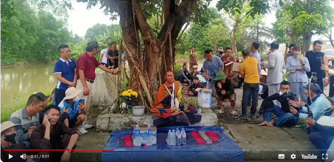 Đám đông vây quanh "Sư Minh Tuệ." (Ảnh cắt từ clip) Screenshot 2024-05-16 185319.png