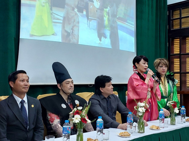 Nghệ sỹ Ai (thứ hai từ phải sang) giới thiệu về vở diễn. (Ảnh: Minh Thu/Vietnam+) xiec.jpg