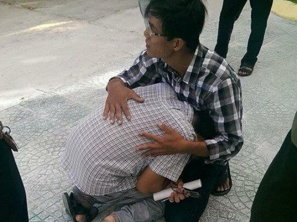 Xôn xao hình ảnh thí sinh gục xuống sân trường vì bị đình chỉ thi ảnh 1