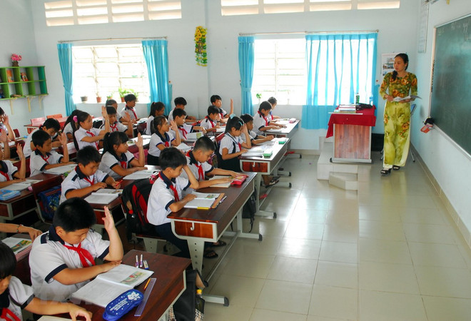 Bộ Giáo dục và Đào tạo trao quyển chủ động bố trí giáo viên cho các nhà trường. (Ảnh: TTXVN) Dạy và học tích hợp: Phải đào tạo đội ngũ giáo viên mới ảnh 3