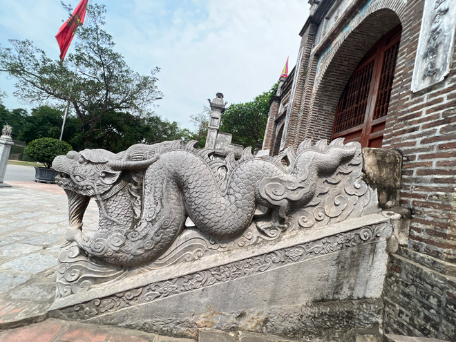 Cặp rồng đá đang được lưu giữ nguyên vẹn tại Khu Di tích Quốc gia Đặc biệt Cổ Loa. (Ảnh: CTV/Vietnam+) rongda2-6501.jpg