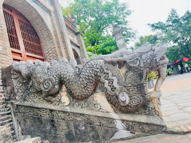 "Rồng vuốt râu" là biểu tượng đặc trưng cho điêu khắc thời Lê. (Ảnh: CTV/Vietnam+) rongda1-9761.jpg